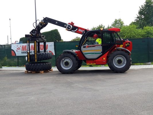Pince à pneus compacte Manitou TH33/2000S